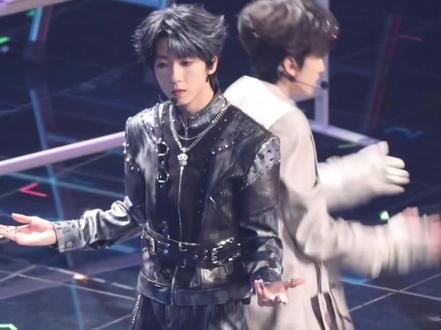 谁来懂这个舞台啊 我完全看哭了 很震惊 杨博文真的很强#杨博文 #TF家族荣耀之战 #TF家族荣耀之战演唱会 #第二类我#杨博文机械舞好强的控制力