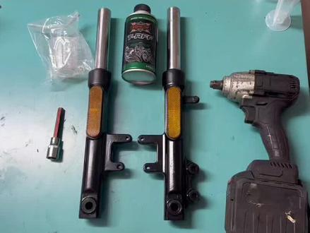 电动车前减震硬、颠?视频一分钟教你改软!
视频里用的是九号N70C前减震,其他外置弹簧减震换油流程也通用。
✅ 工具准备
✅ 拆减震+倒旧油
✅ 弹簧分辨:疏端朝上,密端朝下
✅ 油量参考:单支50ml
换完之后减震更柔顺,过坎不颠,舒适度直接拉满!
自己在家就能操作,简单实用,看完你也会~
#九号N70C #电动车改装 #减震更换 #修车教程 #记录修车日常