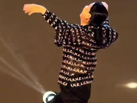 娱乐公司CEO龙丹妮,年会上素颜跳魔性神曲,不知道还以为保洁阿姨上去了。#龙丹妮#周震南