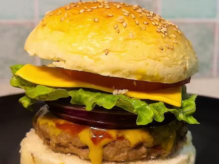 这一口下去,我是不是就可以去蟹堡王上班了?🍔
做了好久才还原出这个样子,感觉派大星已经在门口流口水了...
#抖音美食创作者 #美食 #蟹黄堡 #海绵宝宝 #汉堡