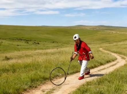 “偷合取容”:成语含义意思是奉承迎合别人,使自己能苟且地生活下去。
在朱元璋建立明朝初期,朝中有一位大臣名叫陈庸。陈庸此人,善于察言观色,却无多少真才实学。每次上朝讨论政务时,他总是先暗中观察朱元璋的脸色和其他大臣的态度。
有一次,朝廷商议关于地方赋税改革的问题。一位正直的大臣提出,应根据各地实际情况,合理调整赋税,减轻百姓负担,以促进民生发展。然而,陈庸看到朱元璋似乎对改革的难度有所顾虑,便不顾百姓的困苦,开始顺着朱元璋的心意发言。他大肆夸赞现行赋税制度的好处,说不应轻易变革,还贬低那位提出改革建议的大臣是纸上谈兵。
此后,在许多重大决策上,陈庸都为了保住自己的官位和荣华富贵,选择偷合取容,一味地迎合朱元璋,从不提出真正有利于国家发展的见解。但随着时间的推移,朱元璋逐渐察觉到陈庸的为人。朱元璋本就痛恨那些没有原则、只知谄媚的臣子,最终以“欺君罔上,偷合取容”之罪,罢黜了陈庸的官职,将他逐出了朝堂。而那些敢于直言、一心为国的大臣,则得到了朱元璋的重用,继续为明朝的繁荣稳定贡献力量 。