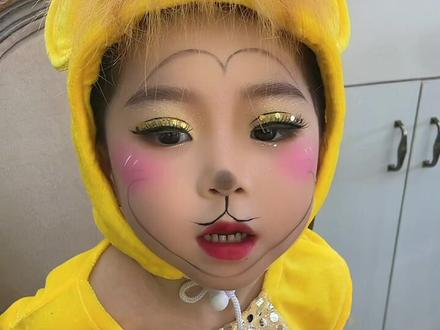 #儿童舞台妆 #动物妆容 ,今天画一个小猴子🐵妆容,妈妈说画的干净可爱一点,好吧安排,来看看这个超可爱的小猴子妆流程,眼睛画了假双贴着亮片,桃心脸用眉笔画方便卸妆,因为带头套就没有画桃心外的阴影#化妆分享 #舞台演出 #感谢抖音小助手