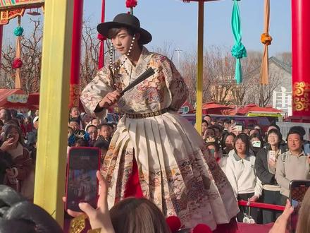 就说河头老街限流都这么多人,根本挤不动更何况和npc互动了,体验感一点也没有,道路两边都停满了车,不到天黑就马不停蹄的往回赶了。#人山人海太热闹了 #场面壮观 #景点打卡 #河头老街 #