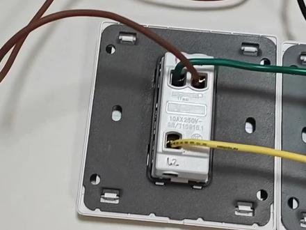 多控开关控制原理 中途开关的交叉接线,就是让两根控制线的连接关系能“互换”。不管你拨哪个开关,都能把“通的路变断、断的路变通”,这才是三地控灯的灵魂!#电工知识 #零基础学电工 #多控开关接线教学 #开关接线 #李师傅讲电路