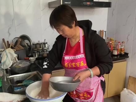 聪聪生日,大妮又包饺子又炒菜,常输高兴的买蛋糕,姑姐来凑热闹