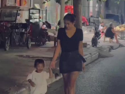 我只是离婚而已又不是犯了
什么罪,带个女儿又不是
十恶不赦,你凭什么看不起我
我敢一个人带着孩子离开
不靠任何人的帮助不靠
抚养费靠自己的双手养孩子
我哪里丟人了,不是所有
离婚的人都是坏人,谁不想
有个完整的家,可命运总是
阴差阳错,好男人遇不到好女人
好女人也遇不到好男人
几年最好的青春那最真挚的内心
终究再也找不回来了人生最难
渡的劫就是离婚,过程撕心裂肺
也会让你很难振作起来,尤其
有了自己身上的一块肉,但是
两两相望,唯有失望真的配不上
当初拼了命也要选择给你
生女儿的结果但是现在并不后悔
毕竟自己努力过,不合适的人
总要面对现实,有些事总会过去的……
#婚烟的意义到底是什么 #所以婚姻的意义是什么呢 #在不懂婚姻的时候选择了婚姻 #所谓婚姻