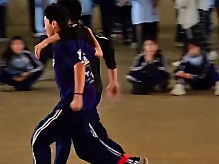 热门作文:《青春跃动,无限精彩》 文章题目:青春跃动,无限精彩
文章题材:校园活动纪实
文章主题:通过描绘校园二人三足比赛的场景,展现青春的活力、团结协作的精神以及同学们的积极参与,体现青春的无限可能与精彩。
画面关键词:二人三足比赛、校园、青春、团结、协作、奔跑、欢呼、活力
好词:别开生面、并肩作战、象征、火如荼、凝聚、渴望、忠诚、释放、成长、书写、篇章、燃烧、希望
好句:
他们的腿被红色的绑带紧紧相连,象征着团结与协作。
场边的同学们或坐或站,脸上洋溢着青春的热情与活力。
青春的校园,因这样的活动而更加精彩。
好段:
同学们在比赛中相互扶持、共同前进,展现了青春的团结与友谊。他们的每一次跌倒与爬起,都凝聚着对胜利的渴望和对团队的忠诚。在运动中,他们释放激情,在竞争中成长自我,用汗水和笑容书写着属于他们的青春篇章。#作文 #作文素材 #语文 #写作