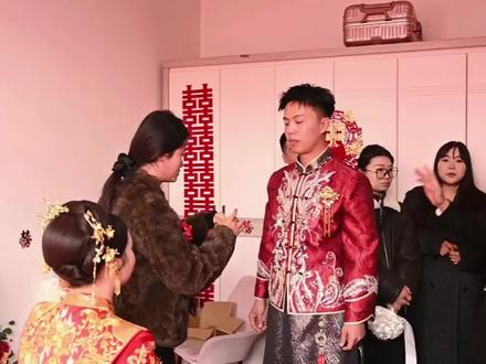 新郎脸上抹黑是多地传统婚俗,核心是驱邪纳吉、祝福红火、互动热闹,还藏着地方趣味寓意,各地说法略有不同。
核心寓意
- 驱邪避秽:以锅底灰等抹脸,传能驱邪避灾、护佑新人,防鬼怪或晦气干扰婚礼。
- 讨喜求福:“洗”与“喜”谐音,抹黑后要洗脸,意为“洗”来大喜;抹得越黑,婚后日子越红火。
- 互动暖场:亲友互动添喜庆,让婚礼氛围更热闹,也显新郎对亲友的包容与尊重。
不同地区说法
河北邯郸/永年:俗称“抹锅门黑”,抹得越黑日子越旺,也含娘家人对新郎的善意提醒。
甘肃临夏:锅底灰象征“火神”庇佑,护新人平安。
山西运城:抹黑寓意福气厚,人缘旺。
赵县等地:附会伏羲女娲传说,抹黑脸避山神、促姻缘。
#邯郸婚礼主持人张超#婚礼#接亲#婚礼现场#传统婚礼风俗
#婚礼