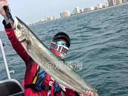 8月20日,山东威海。小伙在近海用路亚钓获13斤的大鲅鱼,绝对的欧皇体质。#潮拍千里山海 #观威海 #山东dou知道