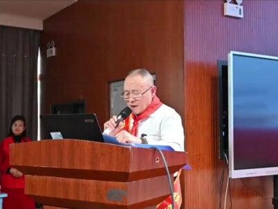 校长家长会一句“呦西”炸锅:有些历史伤痕,永远不能“口误”
南宁一校长在家长会演讲尾声,激情宣讲家校共育后,竟脱口而出“呦西”,瞬间让现场掌声凝固。视频热传后,舆论哗然。
校长致歉称是口误,可网友并不买账。“呦西”绝非普通语气词,它是日本侵略者在侵华历史中留下的符号,承载着民族的沉重记忆。从教育者口中在庄重场合自然流出,暴露的或许不是偶然失误,而是文化敬畏防线的松懈。
教育者是文化传承的守门人、孩子的榜样,一言一行都具有示范意义。若校长都能对带有历史伤痕的词汇如此“顺口”,又如何引导学生铭记历史、敬畏文化?在人人皆媒的时代,教育者的言行更需绷紧“敬畏”之弦,有些词汇,因背后的历史重量,永远不该从他们口中轻易说出。