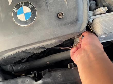 宝马更换防冻液后排空气最简单的方法,车辆电源打开,直接拔掉水温传感器,让它自己循环10分钟就行了,简单又省事#修车 #汽修 #汽车保养与维修 #维修保养 #撸车日常