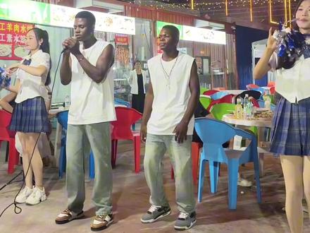 我必须给阿珍看看……等着,等我回非洲。