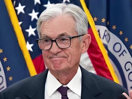 美联储沦为政治筹码?美国经济四面楚歌,全球盯着这场生死局?1 手握全球货币霸权、掌控世界经济脉搏的美联储,真的要变成美国总统的“私人工具箱”吗?一直被奉为美国经济压舱石的央行独立性,如今正在被彻底撕碎,这场看似是两个人的权力博弈,实则是美国经济全面失序的开端,更是颠覆所有人认知的真相:曾经不可一世的美国金融霸权,正在自己人发起的内斗中一步步走向崩塌。很多人觉得美联储是超然于政治之外的专业机构,只管制定货币政策、稳定经济大盘,和党派斗争毫无关系,可现实却狠狠打了所有人的脸。#硬核深度计划#全球创作者计划#零基础看懂全球#时代的荣耀#美联储