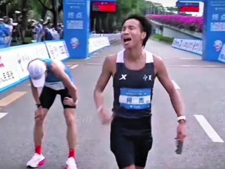 2小时05分58秒!大幅提升59秒!东京马拉松丰配友打破全国马拉松纪录!正式进入205时代!何杰真的站了起来!大迫杰只能屈居身后#丰配友 #马拉松 #何杰 #大迫杰 #田径