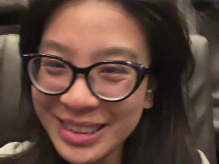《阿嬷的情书》是人民群众的电影!触动的是血脉深处那份独属华人的温柔底色,具体不记得从哪里开始哭的,到整部影片结束,依旧在抽泣中停不下来~
我觉得能以真实平淡的手法,给到观众振聋发聩式的触动,这不仅仅是一部潮汕地方剧,而是属于人名群众的电影!
在南枝和淑柔两位女性人格背后,或者是郑家孙子寻阿公整个故事背后,我看到的是千千万万封盼归的书信,更是那一段很少被我们这一代人知道的历史,这也让我开始对“下南洋”的那群先辈好奇,我想这部电影给了一个很好的开头,去了解那一封封“平安批”背后的故事!
#阿嫲的情书 #谢南枝 #出影院就发repo#电影给阿嫲的情书 #阿嬷的情书