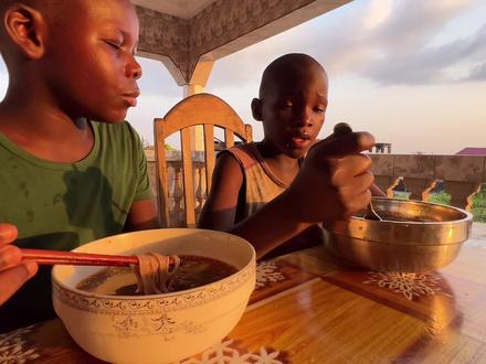 非洲孩子第一次吃东北大冷面,一人一大碗吃得太香,看着都解馋