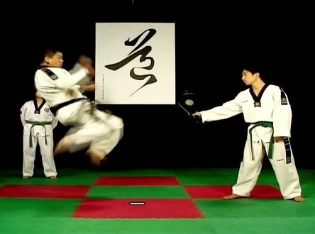 三步教你360°转身横踢,WTF跆拳道#武术 #跆拳道 #回旋踢 #教学示范 #强身健体正能量