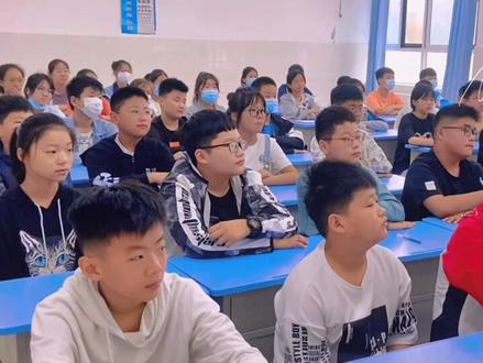 梁山县第二中学初一开学剪影。
在新的起点追逐新的梦想❤️