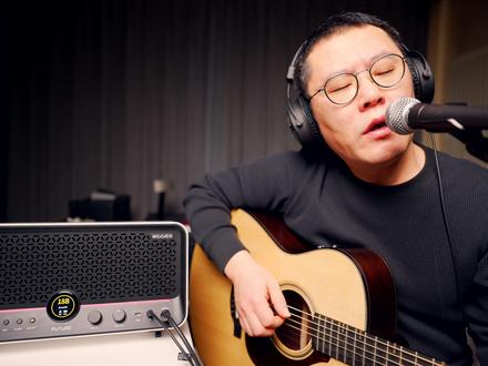 MOOER F40i Li MOOER 魔耳 F40i Li 功能实在是丰富,蓝牙播放、内置效果器、话筒、木吉他、电吉他、Bass都能用,内置Looper、鼓机、调音表,外观更是轻松融入生活家具,特有的Ai功能和圆形触摸屏,都让它更与众不同。
#MOOER #F40iLi #桌面吉他音箱 #蓝牙音箱 #贾轶男