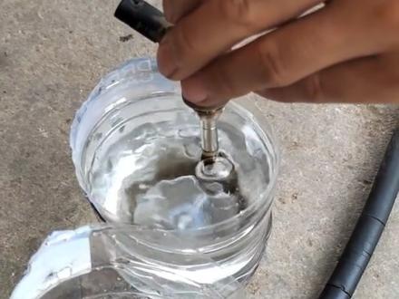 迈腾 搭载EA888一代发动机 此车排气管冒出大量的白烟 伴随着发动机缺缸抖动 排气管冒出大量的白烟如果不缺防冻液就要考虑喷油器问题 经检查发现喷油器长通损坏 更换喷油器即可解决此故障#汽车保养与维修 #修理工的日常