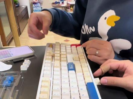 直男选礼物机械键盘第二弹。一起diy机械键盘从装轴体开始。结尾附配置清单。这次选择的是适合打字的轴体,非常适合天选打工人,并且是静音轴的。#适合女生的键盘推荐 #客制化键盘 #打工人专属键盘 #diy #机械键盘
