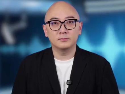 全运会“大湾鸡”书包二手平台直接卖到1988元 #大湾鸡还是太有节目了 #2025全运会 #媒体精选计划 全运会“大湾鸡”书包火了!二手平台直接卖到1988元。周边盲盒、挂饰早已断货,网友都说这是全运会版LABUBU,越看越上头。希望大家理性追捧,既不花冤枉钱,也能真正感受到文创背后的文化温度。