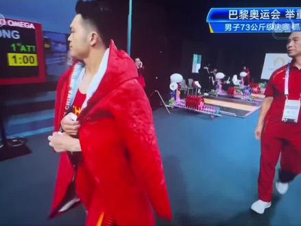 这个视频值得大家认真看完
#巴黎奥运会 石智勇带伤出战,错失奥运金牌
后附石智勇比赛精彩视频,让大家一次过足瘾,一起感受来自石智勇的怒吼!
#奥运精神 带着运动员中最重的腰伤征战奥运
他治疗时扎过的电针已经插满一个5升的饮料桶
北京时间8月9日凌晨 在巴黎奥运会
男子#举重 73公斤级决赛中
#石智勇 抓举165kg
领先第二名10kg!
但在挺举中受伤病影响
三次试举191kg均宣告失败
最终错失奥运三连冠
本次巴黎奥运会
他已经带伤竭尽了全力
即使无缘登上领奖台
也值得被尊敬
因伤无缘站上领奖台时
他首先想到的是国家和人民
“没能为队里做出贡献”
无论输赢
你永远是全国人民心目中的王
以伤病之躯托举奥运梦想
致敬老将的热爱与坚守
每次出场都是逼格满满,气场十足!
我相信,赛前所有国人都期待着石智勇实现奥运三连冠!
在巴黎奥运会举重台上再次喊出那句充满霸气的:#还有谁