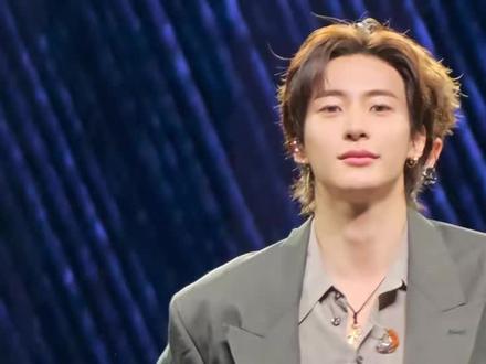 妈妈我不回去了 我遇到我的big guy了
李灿荣我爱死你了啊啊啊啊啊
#riize#riize澳门 #拉椅子澳门#anton #李灿荣