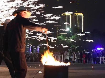 重庆元宵节活动 重庆正月十五,非遗打铁花闹元宵,邀您共赏火树银花,铁水流星。#重庆元宵 #非遗打铁花 #重庆元宵好去处 #元宵节 #打铁花