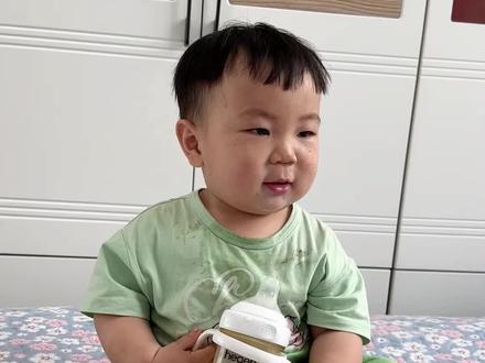 这是我家小祖宗,年纪不大,没啥文化,耳朵是摆设,嘴巴是机关枪,但我一句听不懂,两条腿是小马达,你不让她干啥,她偏要跟你对着干!😒😒#人类幼崽越养越上头 #狗都嫌的年纪