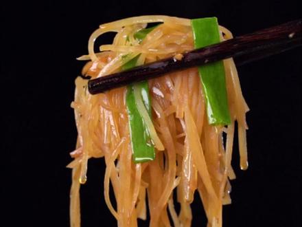 饭店的土豆丝为什么那么好吃下饭呢?其实他们都是有技巧的#酸辣土豆丝 #抖音美食创作人 #双11美食清单