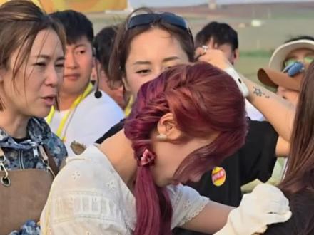 宋雨琦参加活动时突发头痛 多次扶头靠在工作人员身上 自述患偏头痛 近期在舞台撞了头