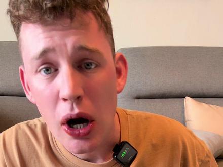 外国人吃变态辣曹氏鸭脖