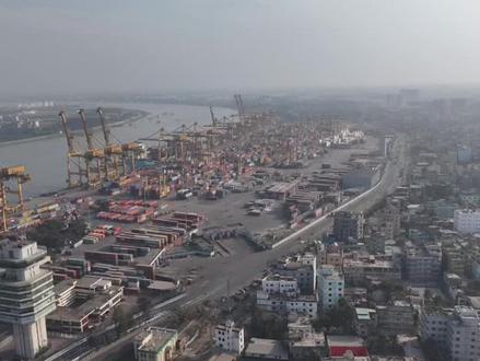 孟加拉国核心枢纽吉大港的罢工僵局在 2 月 5 日迎来关键转折。在与临时政府航运顾问进行紧急谈判后,保护港口斗争联合委员会宣布将罢工暂停两天,工人预计将于次日(2 月 6 日)清晨重返岗位。然而,此次复工伴随着极高的不确定性。#孟加拉国 #孟加拉