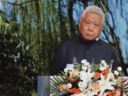 马未都:北京话的吞音 吞音是北京话的独特语言特色,熟人之间聊天儿常会吞音,生人交谈则极少出现,这一特点也可以分辨彼此关系的远近亲疏。
#马未都 #北京的前世今生