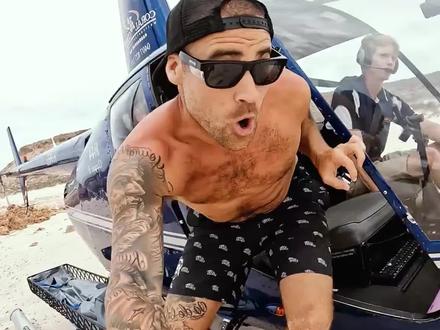 荒野求生:挑战徒手抓巨型龙虾!放上蒜蓉!直接烧烤!微辣口味~ #荒野求生 #荒岛余生 #野外生存 #海岛度假