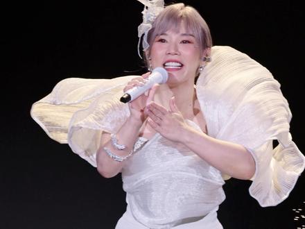 李佳薇在演唱会上感谢《歌手》节目组 长沙站,她说“回家”,也说了很多声谢谢。
“谢谢湖南卫视,谢谢《歌手》节目组,谢谢洪涛导演。”
“谢谢你们,让更多人认识李佳薇,记住“李佳薇”这个名字。”
十年兜兜转转,路并不好走,但她一直在唱。
这一次站在长沙,回望过去也拥抱当下,每一句感谢都沉甸甸的。@李佳薇 #李佳薇 #歌手2025 #歌手2026 #李佳薇长沙演唱会 #演出现场