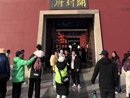 来到真正的东京开封府啦。只可惜历史上的开封由于处于黄河边,城内也是水路纵横,所以经常受黄河发大水淹没。真正的东京开封府都在现在的开封地面下以及水面下。就拿现在的开封府,虽是原址重建,但是历史上包拯(包青天)上班的地方已经沉没在现在开封府景点前面的湖底。而现开封的地下/水下一层一层的累着不同年代的建筑物(想想都有意思🤔)。而唯一是真遗址的,也就剩这个铁塔(国内现存保留最完整的塔)/繁塔以及城墙了。开封鼓楼虽然与西安/南京/北京鼓楼并称四大鼓楼,但是解放年代已经只剩地基,60年代更是拆除地基建了广场,现在游客打卡看到的都是2013年重建的。但是这鼓楼晚上开灯夜景是挺不错的,入住的酒店有一个观赏平台,看着更带劲。
黄河也看了,真的一条黄黄的河🤣小伙子还想在黄河上面打水漂😁其实很多人认识黄河是从书上认识的。我认识黄河则是在九七香港回归前夕台湾艺人柯受良驾车飞跃黄河而认识的黄河。现在回想,发现当年的语文书原来是一本市场营销推广资料,软广植入鼻祖🤣
P.S. 不得不吐槽一下,开封作为豫B地级市,城市面貌却像个县城一样,脏乱差。跟另外一个古都洛阳相比差的不是一星半点。 #开封 #开封府 #东京梦华录 #汴京 #汴梁