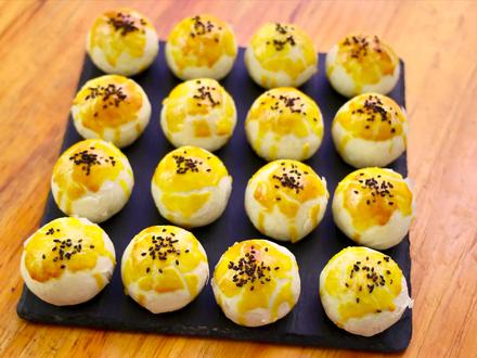 不用复杂的工序也可以做蛋黄酥,随便一包,酥的掉皮