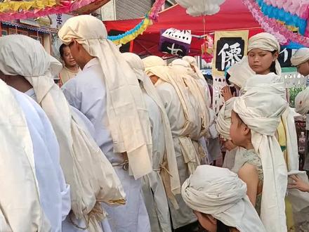 三嗲一路走好,儿孙儿媳披麻带孝双膝跪地送你归入尘土,从止您长眠我们长念