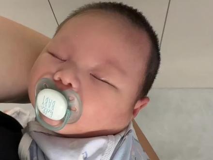 移动摇篮没问题 这个阶段的孩子还是更喜欢和看护人贴在一起#带娃 #人类幼崽 #亲子时光