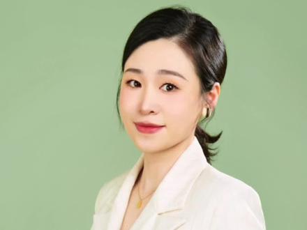 #幼教 在幼儿园,家园沟通是幼师必不可少的一项工作,不会沟通、不愿意沟通,很容易造成家长的误解!三个秘诀,让你和家长沟通更顺畅。#园长 #沟通技巧 #幼师 #幼师必备