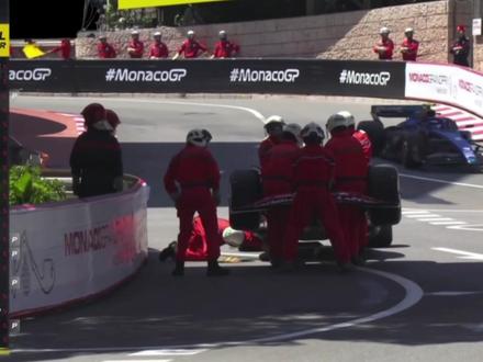 F1小知识:什么是赛道马修? 围场马修是F1赛事中的重要工作人员,负责确保比赛的安全进行#F1 #豪车 #汽车 #弯道快才是真的快