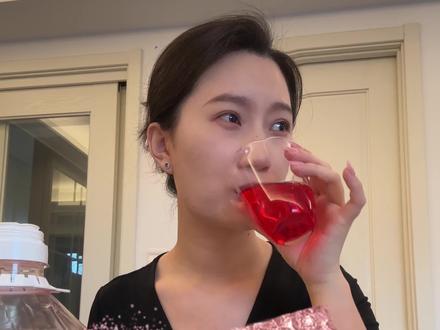 姐妹们这个好喝~一定要尝尝,后来发现冰一下口感更惊艳#玫瑰花醋 #与辉同行云南行 #蒜苔 #干噎酸奶 #美食