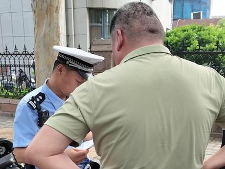 济南交警净路行动交出成绩单。这个路段一上午查处涉证涉牌违法行为12起,不戴头盔违法行为20余起