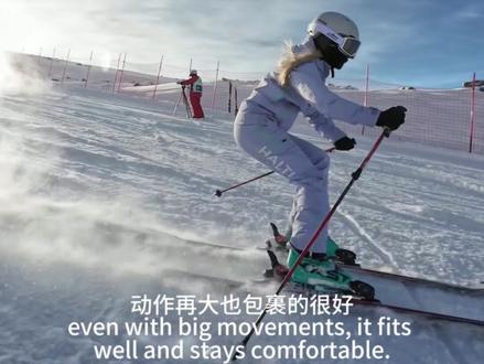 开板准备,几个简单易上手的滑雪陆地训练 雪季刚开始,就明显感觉到自己对板子的操控高于上雪季封板的时候,所以抓紧和大家分享几个非常简单易上手,但效果又很好的室内训练思路,只需要每天十分钟,坚持半个月,就能带来不错的效果
其实我是个身体素质比大多数女性都弱的双板滑雪人,在我刚开始滑雪的时候,我做不起仰卧起坐,平板支撑坚持不了30秒,但都因为滑雪,一点点的改变,我也开始享受通过滑雪自我雕琢的过程,为了滑好一道弯,我开始研究自己的身体力线,膝盖微曲的角度,核心收紧的时机,肩胯配合的节奏,虽然不像运动员那么努力,但我也开始享受这种延迟满足
滑雪于我而言早就是一种生活方式,我也会开始选择和自己生活方式相符的滑雪装备,分享今年新入的HALTI,是个1 9 7 6 年 创 立 于 芬 兰 的 专 业 双 板 滑 雪 品 牌 ,他们的SK ARMOR系列,不仅在设计上时尚简约大方,在实际滑行中,包裹舒适,一件好的运动雪服,就需要有懂滑雪的3D立体裁剪
滑雪是个踝膝髋配合的运动,如果你想开板即巅峰,那么就和我一起训练起来吧,也欢迎在评论区分享,对你有帮助的滑雪陆地训练方式#滑雪教学 #vlog日常 #开板准备 #技术滑行 #双板女孩
