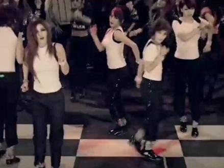 Tara《Lovey - Dovey》完整版
因“巨魔”谎言而被毁掉的天团Tara组合。
十年前的僵尸蹦迪舞,依旧独一无二。
#音乐分享 #拍出电影感 #又酷又飒