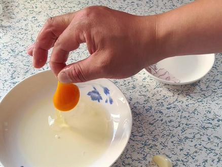 想蛋液分离,看我徒手抓鸡蛋黄#生活小妙招 #这操作都看傻了 #惊不惊喜意不意外