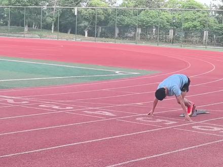 最喜欢的学生之一! 孩子目前高一,国家二级,高考文化超一本线,安徽统考目前能拿96分,还有两年时间,每天在忙碌学业的同时,抽出一小时时间来训练自己的专项,训练完去上晚自习,早上早读课,所以,没有什么事情是做不好的,只要你肯做,花心思去投入,学习和体育都能练好,除非你懒,#短跑训练 #体育生 #田径