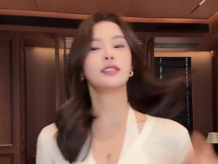 温柔又显气质的挂脖打底,真两件设计,省去搭配烦恼,16针羊毛细腻亲肤,弹力超舒服,挂脖版型修饰肩颈线条,秒变直角肩,白干净、灰高级、粉温柔,一件搞定所有温柔系穿搭#早春温柔乖乖女穿搭 #早春新衣穿搭 #如何摆脱路人感穿搭 #分享我的早春美女感漂亮衣服 #中女轻熟风穿搭简约又高级